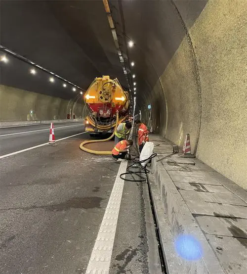 溧阳隧道排水渠清淤